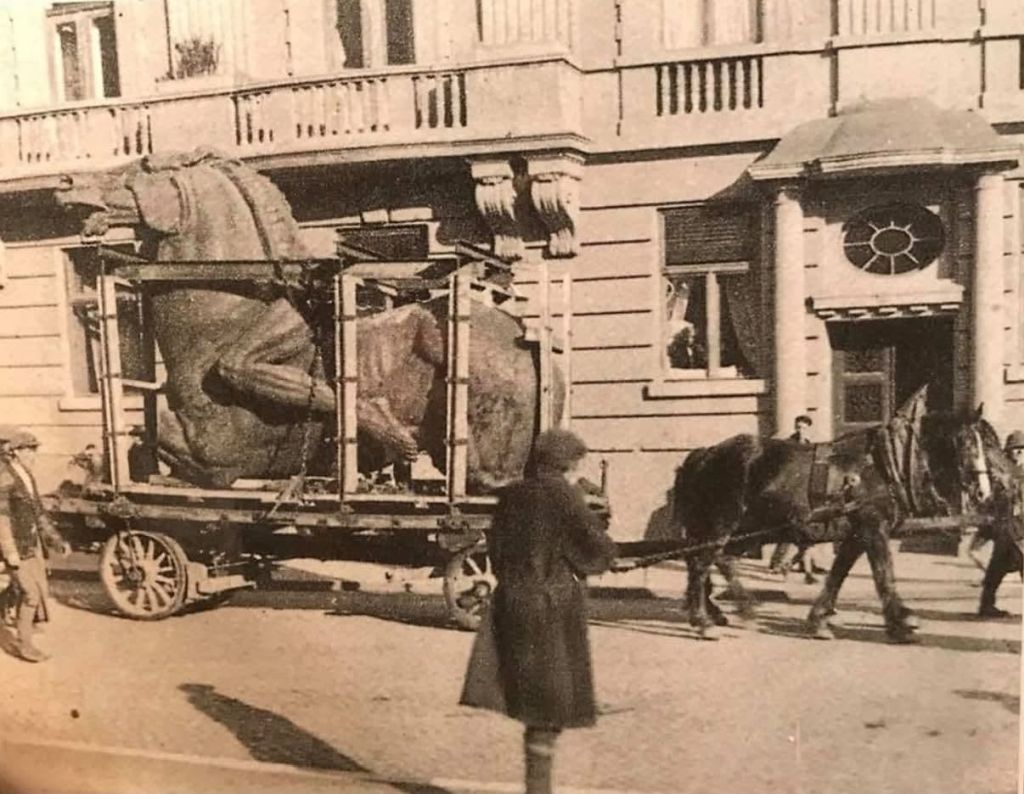 Prijevoz skulpture Indijanca, hrv. kipara Ivana Meštrovića, zagrebackim ulicama na putu za Chicago 1928. godine